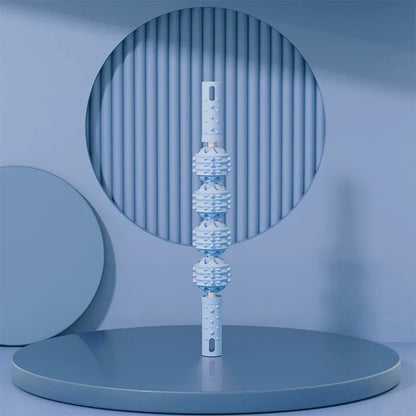 Rouleau de massage bleu vertical, design épuré sur fond géométrique.