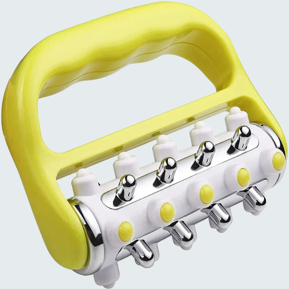 Rouleau de massage jaune avec picots métalliques, fond neutre clair.