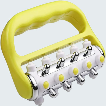 Rouleau de massage jaune avec picots métalliques, fond neutre clair.