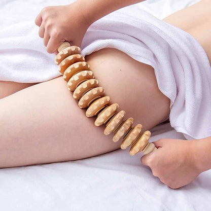 Rouleau de massage utilisé en arrière de cuisse d une femme.