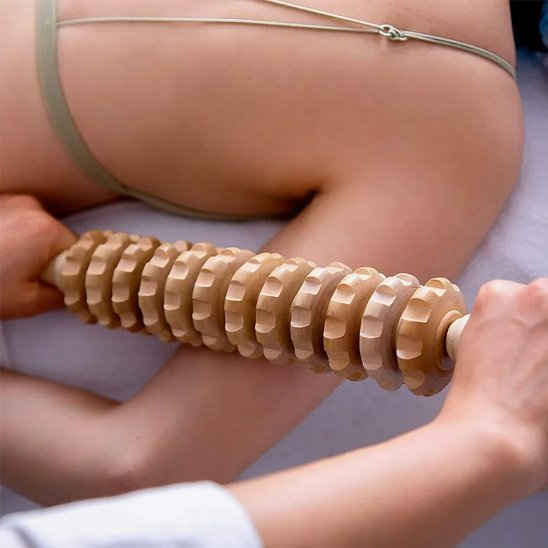 Rouleau de massage utilisé sur avant bras d une femme.