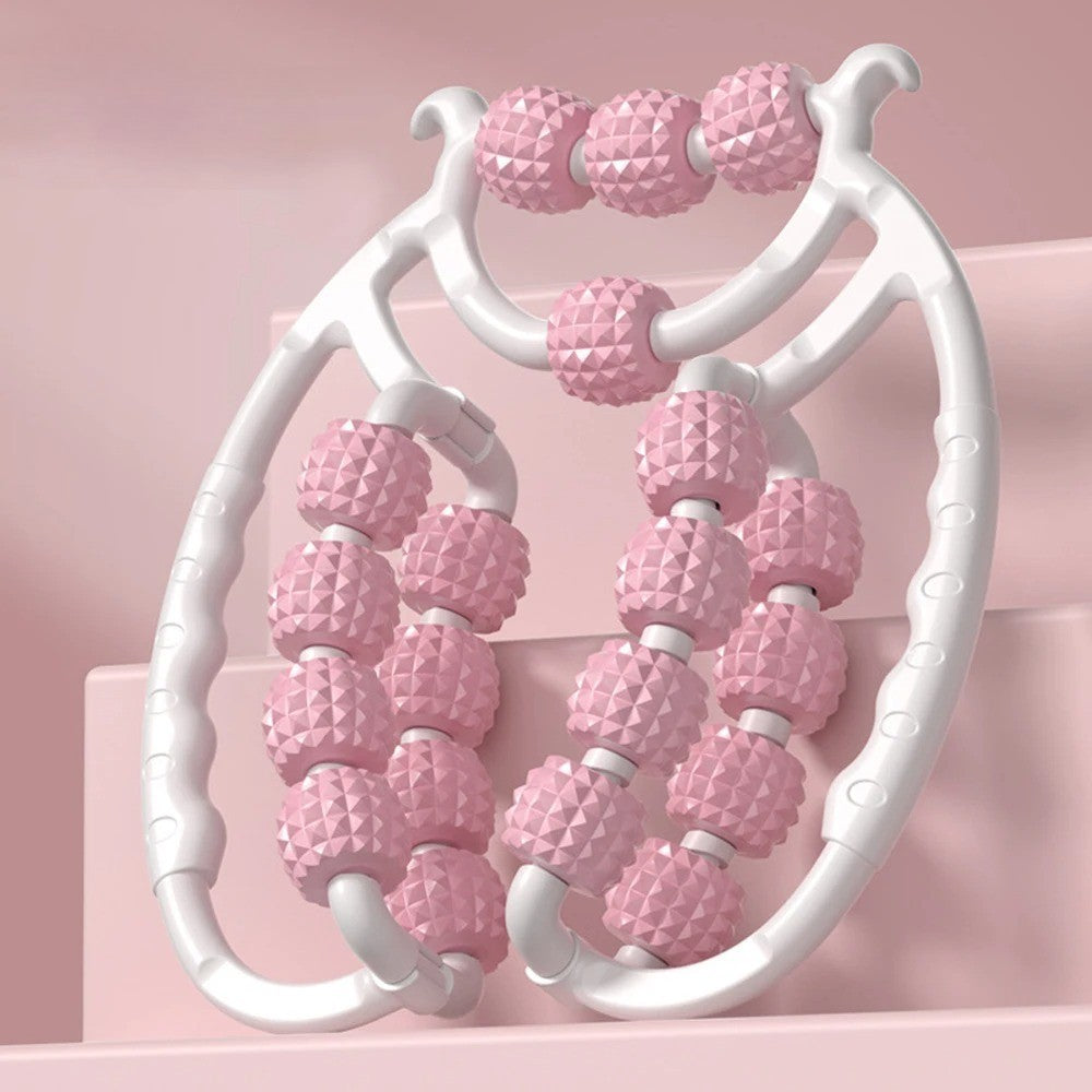 Rouleau massage  roses présenté sur un fond rose uni.