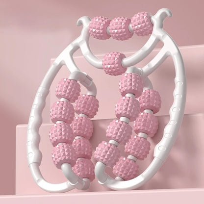 Rouleau massage  roses présenté sur un fond rose uni.