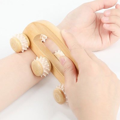 Un Rouleau de massage utilise par une personne sur son poignet.