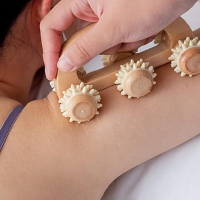 Un Rouleau de massage utilisé sur le bras d une femme.