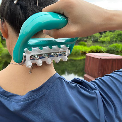 Une femme masse sa nuque avec rouleau de massage en , extérieur.