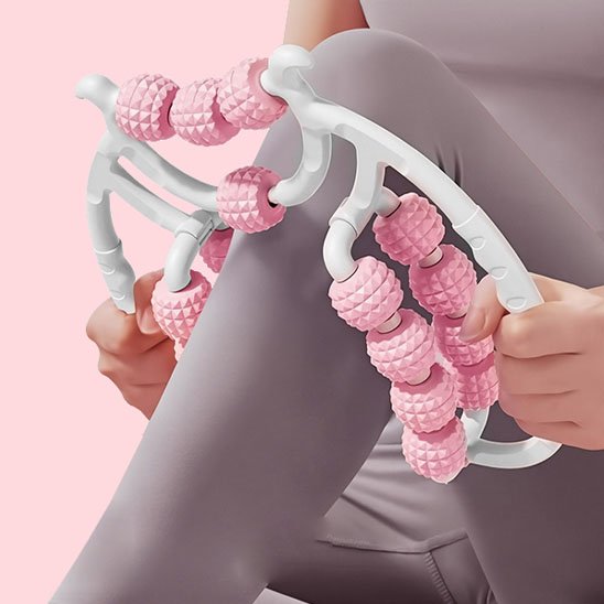 Une femme utilisant un  rouleaux de massage sur sa jambe.