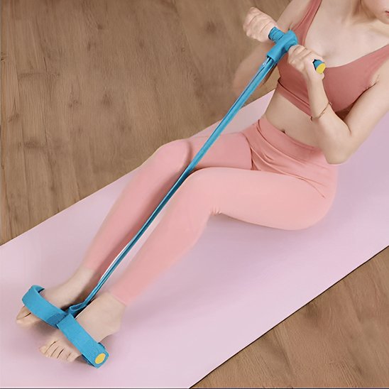 Une Femme utilisant une Sangle d'étirement sur tapis rose