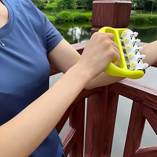 Une femme utilise un rouleau de massage sur son  Bras.