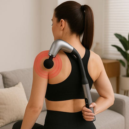 Une Femme vue du dos utilisant un  pistolet de massage sur son omoplate