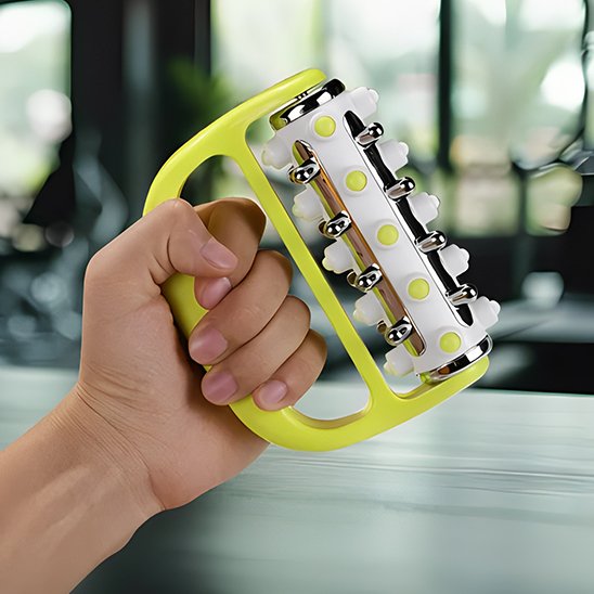 Une Main tenant rouleau de massage, fond intérieur type gym.