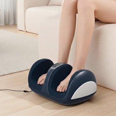 Une Personne assise sur canapé utilisant appareil massage des pieds sur les jambes