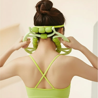 Une Femme utilisant un rouleau de massage pour masser sa nuque.